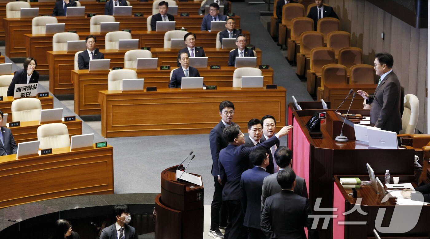 본문 이미지 - 권성동 국민의힘 원내대표가 24일 서울 여의도 국회 본회의장에서 한덕수 대통령 권한대행 국무총리 추경안 시정연설 후 우원식 국회의장의 발언에 항의하고 있다. (공동취재) 2025.4.24/뉴스1 ⓒ News1 이재명 기자