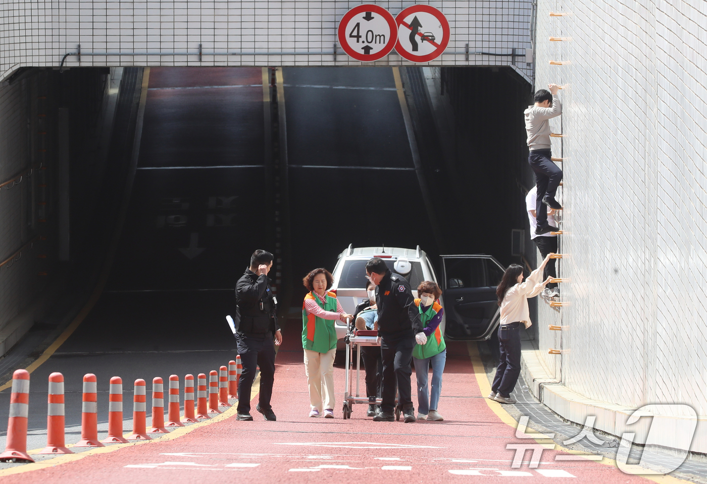 (부산=뉴스1) 윤일지 기자 = 24일 오전 부산 부산진구 당감지하차도에서 풍수해 대비 지하차도 유관기관 합동 훈련이 진행되고 있다.여름철 자연재난 발생 시 신속한 현장 대응으로 …