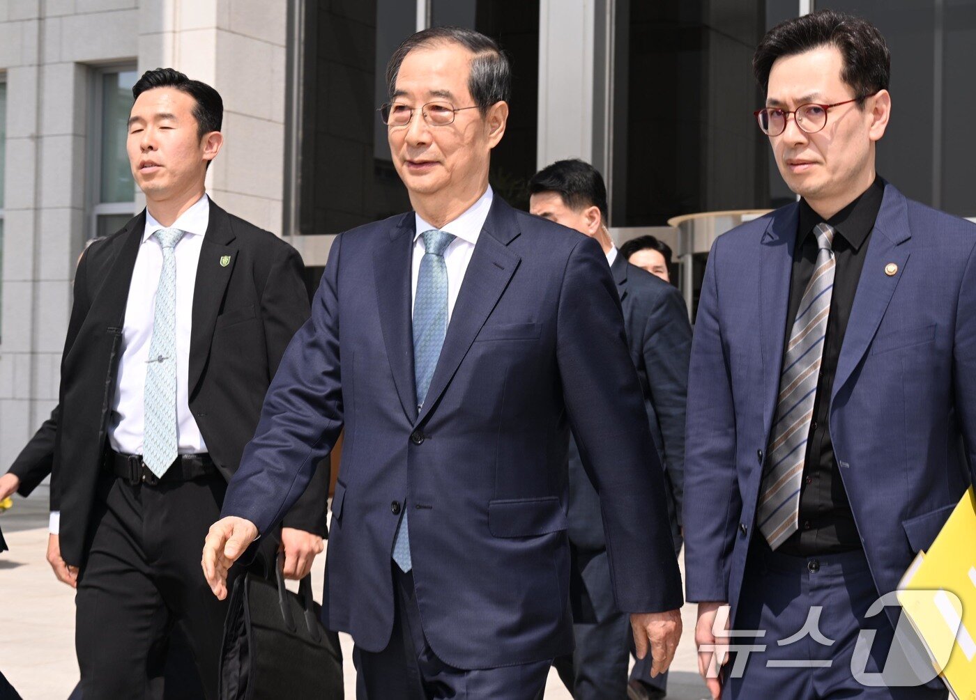 본문 이미지 - 24일 한덕수 대통령 권한대행 국무총리가 국회 본회의에서 추가경정예산안 시정연설후 국회본청을 떠나고 있다. (공동취재) 2025.4.24/뉴스1 ⓒ News1 이재명 기자