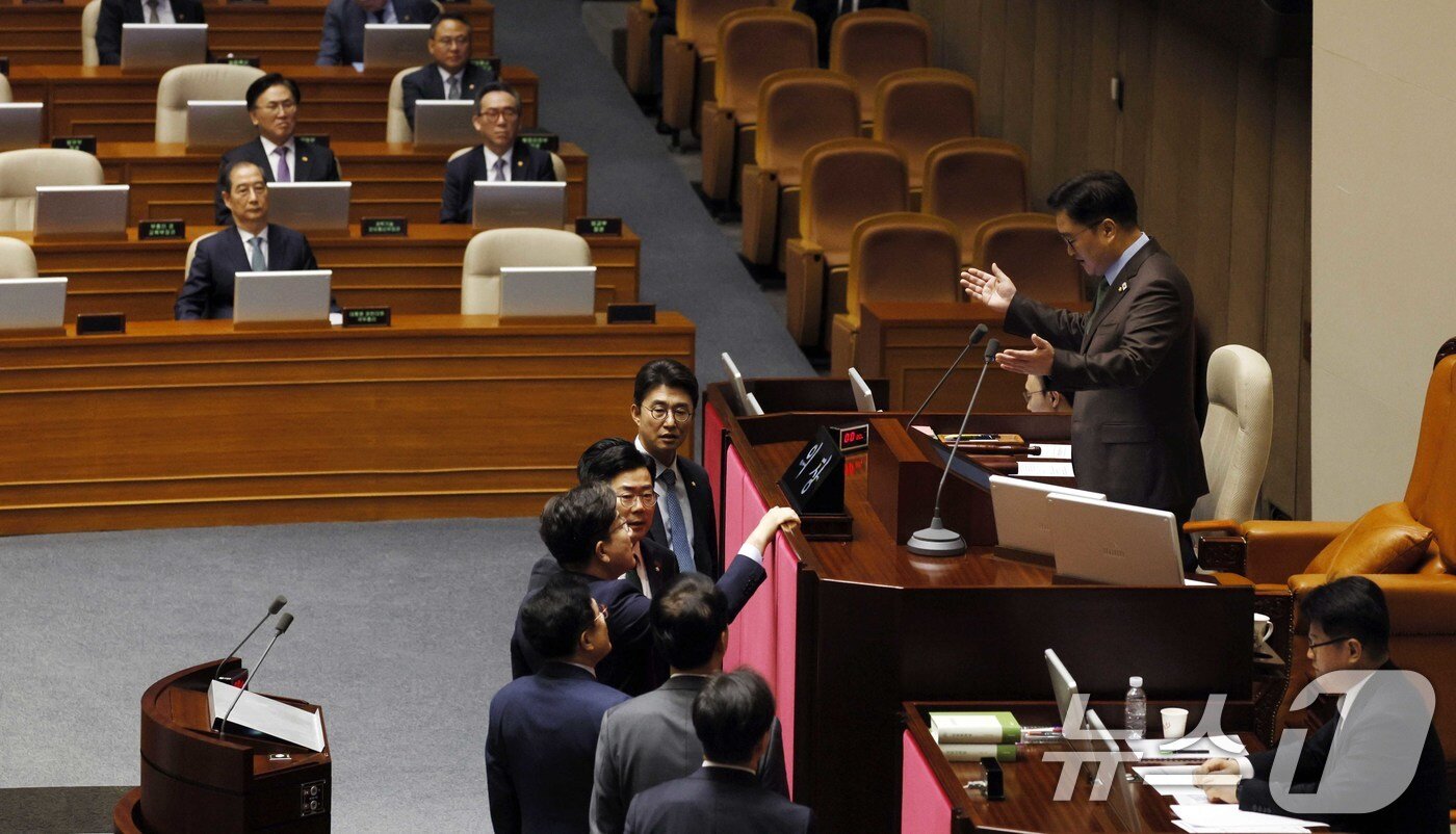 본문 이미지 - 권성동 국민의힘 원내대표가 24일 서울 여의도 국회 본회의장에서 한덕수 대통령 권한대행 국무총리 추경안 시정연설 후 우원식 국회의장의 "대정부 질문의 국회 출석 답변과 상설특검 추천 의뢰 등 해야 할 일과 헌법재판관 지명 등 하지 말아야 할 일을 잘 구별하기를 바란다" 발언에 항의하고 있다. (공동취재) 2025.4.24/뉴스1 ⓒ News1 이재명 기자