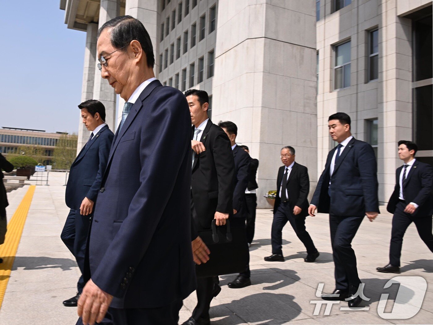 본문 이미지 - 한덕수 대통령 권한대행 국무총리가 24일 오전 서울 여의도 국회에서 열린 본회의에서 추가경정예산안 시정연설 마치고 국회 본청을 나서고 있다.(공동취재) 2025.4.24/뉴스1 ⓒ News1 이재명 기자