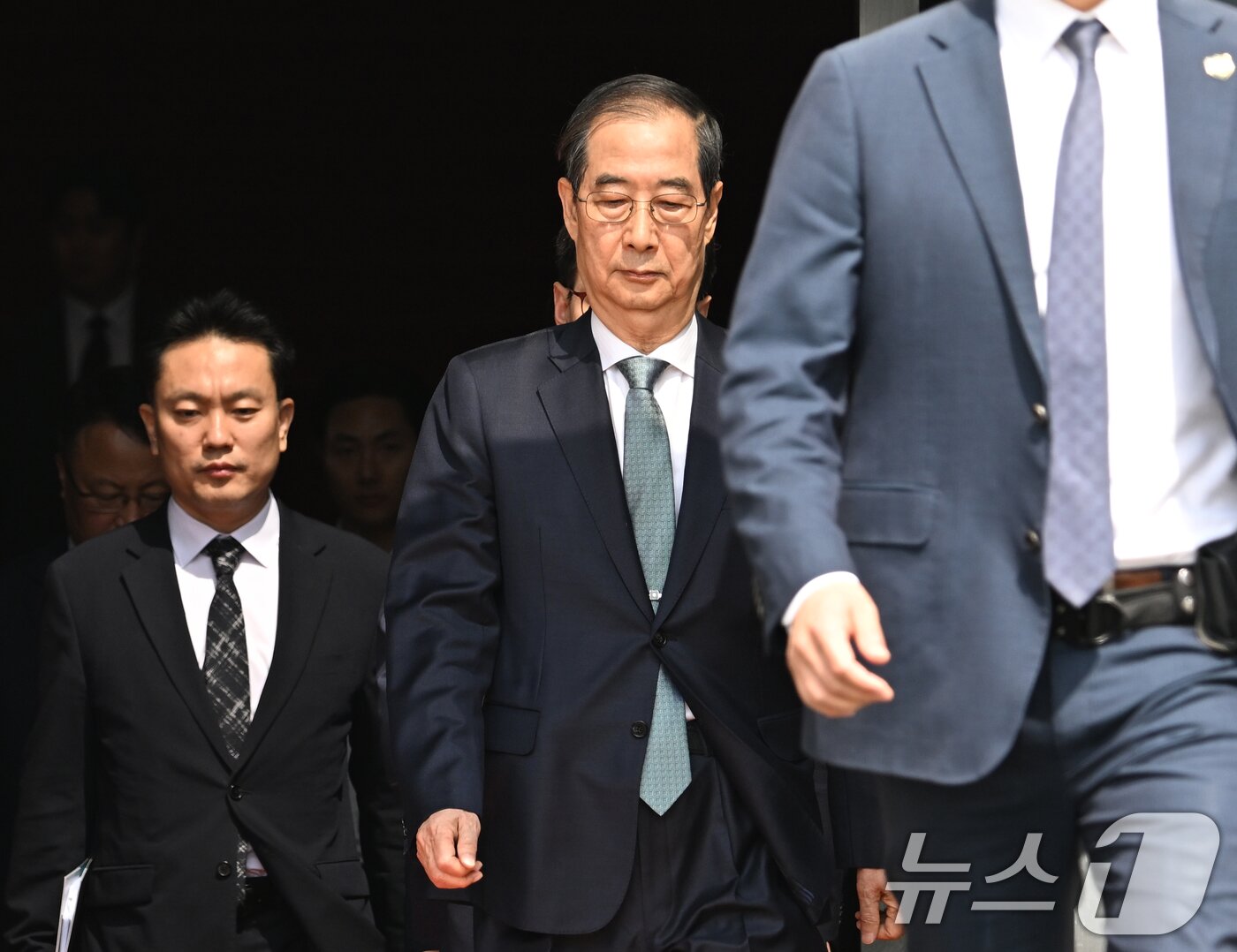 본문 이미지 - 한덕수 대통령 권한대행 국무총리가 24일 오전 서울 여의도 국회에서 열린 본회의에서 추가경정예산안 시정연설 마치고 국회 본청을 나서고 있다.(공동취재) 2025.4.24/뉴스1 ⓒ News1 이재명 기자