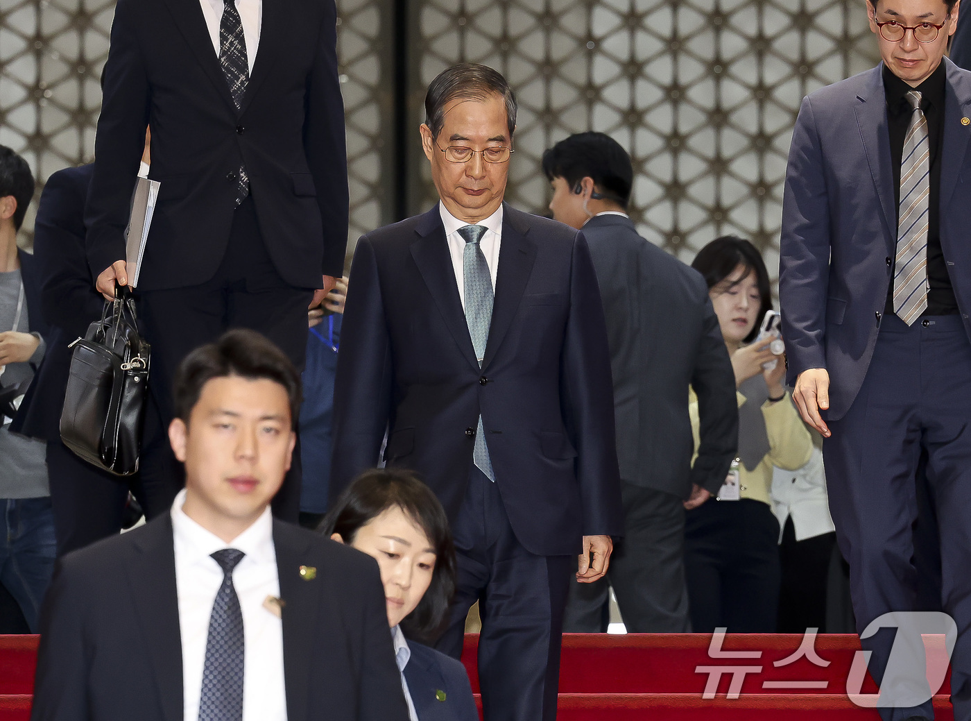 (서울=뉴스1) 이재명 기자 = 한덕수 대통령 권한대행 국무총리가 24일 오전 서울 여의도 국회에서 열린 본회의에서 추가경정예산안 시정연설 마치고 국회 본청을 나서고 있다. (공동 …