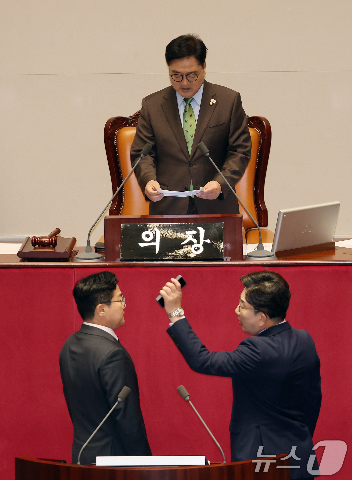 (서울=뉴스1) 이재명 기자 = 권성동 국민의힘 원내대표(오른쪽)가 24일 오전 서울 여의도 국회 본회의장에서 열린 제242회 국회(임시회) 제6차 본회의에서 우원식 국회의장의 발 …