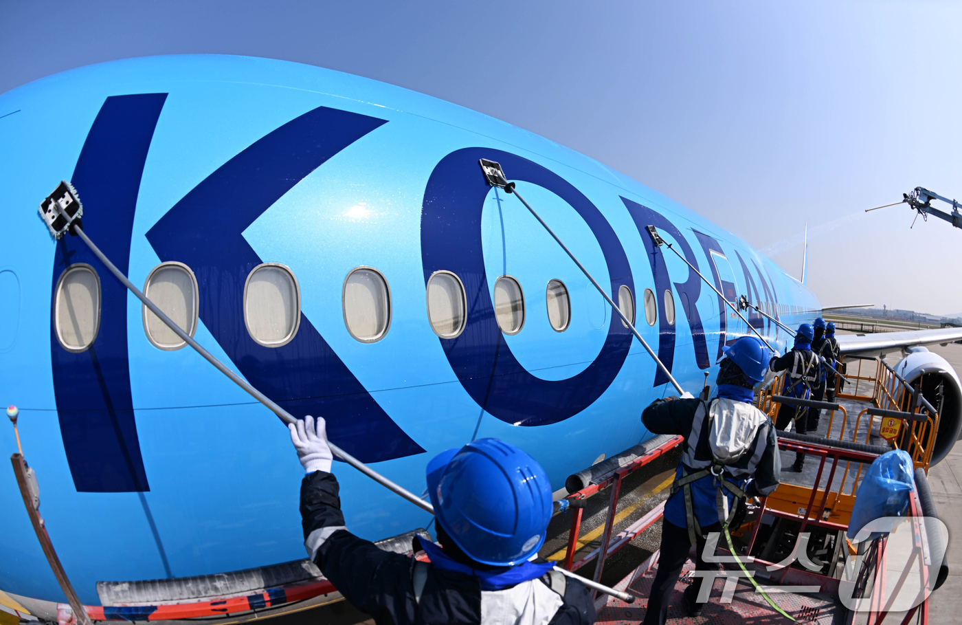 (인천공항=뉴스1) 장수영 기자 = 24일 오전 인천 중구 인천국제공항 대한항공 격납고에서 직원들이 봄을 맞아 항공기 동체를 세척하고 있다.이날 세척한 항공기는 보잉 777-300 …