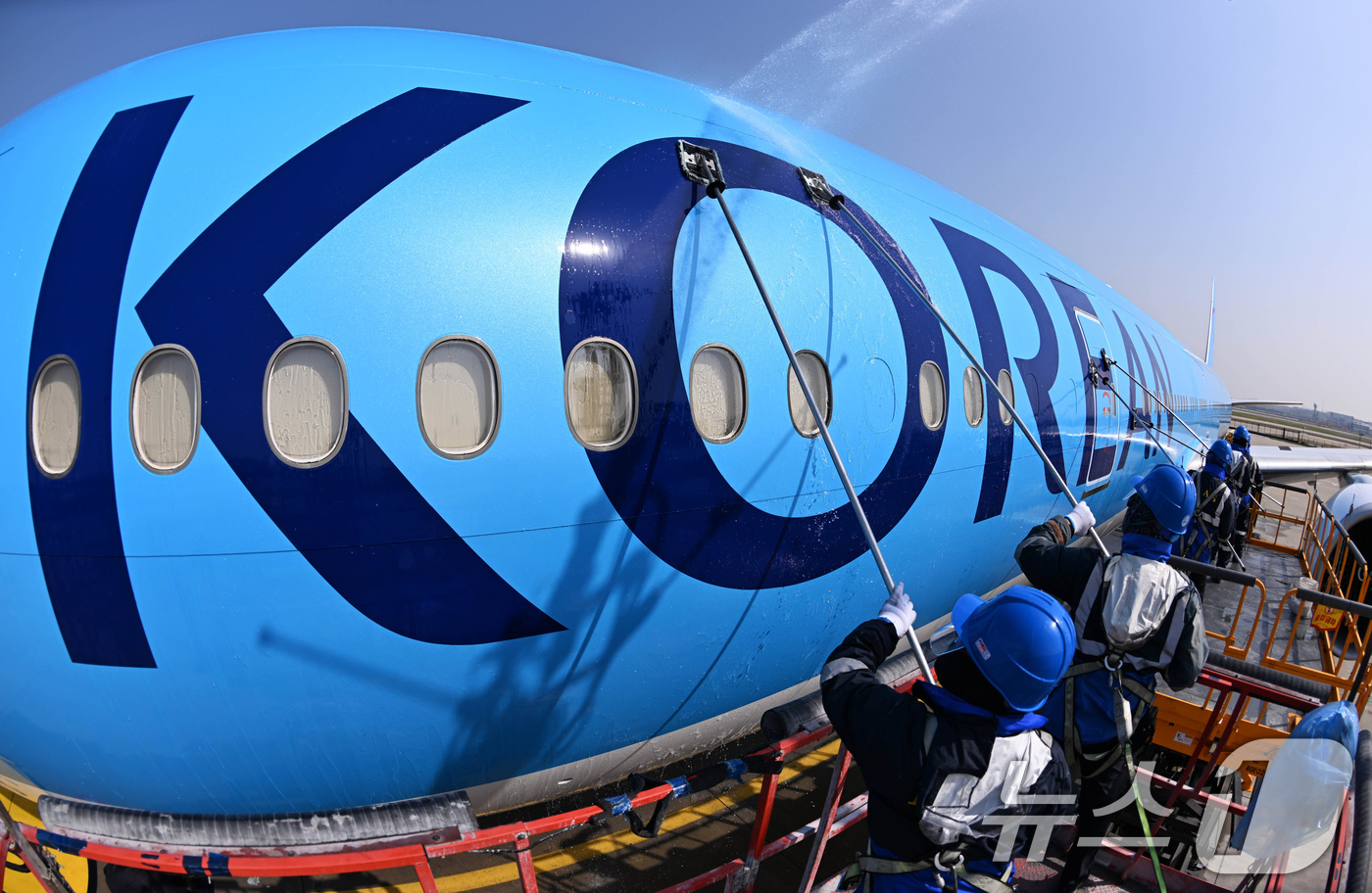 (인천공항=뉴스1) 장수영 기자 = 24일 오전 인천 중구 인천국제공항 대한항공 격납고에서 직원들이 봄을 맞아 항공기 동체를 세척하고 있다.이날 세척한 항공기는 보잉 777-300 …