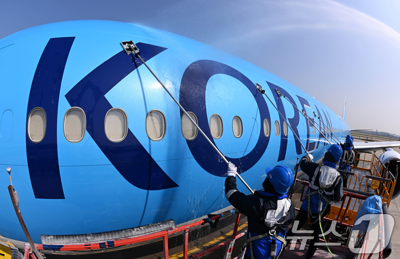 (인천공항=뉴스1) 장수영 기자 = 24일 오전 인천 중구 인천국제공항 대한항공 격납고에서 직원들이 봄을 맞아 항공기 동체를 세척하고 있다.이날 세척한 항공기는 보잉 777-300 …