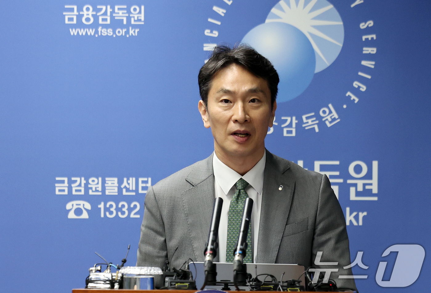 (서울=뉴스1) 이동해 기자 = 이복현 금융감독원장이 24일 오전 서울 여의도 금융감독원 브리핑실에서 열린 자본시장 현안 관련 브리핑에서 모두 발언을 하고 있다. 2025.4.24 …