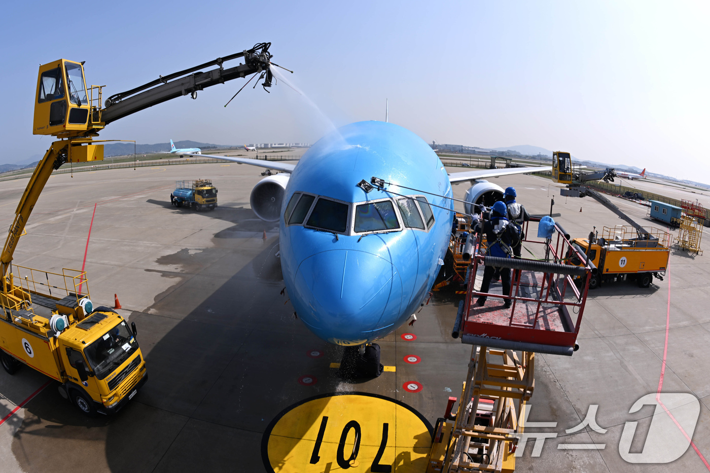 (인천공항=뉴스1) 장수영 기자 = 24일 오전 인천 중구 인천국제공항 대한항공 격납고에서 직원들이 봄을 맞아 항공기 동체를 세척하고 있다.이날 세척한 항공기는 보잉 777-300 …