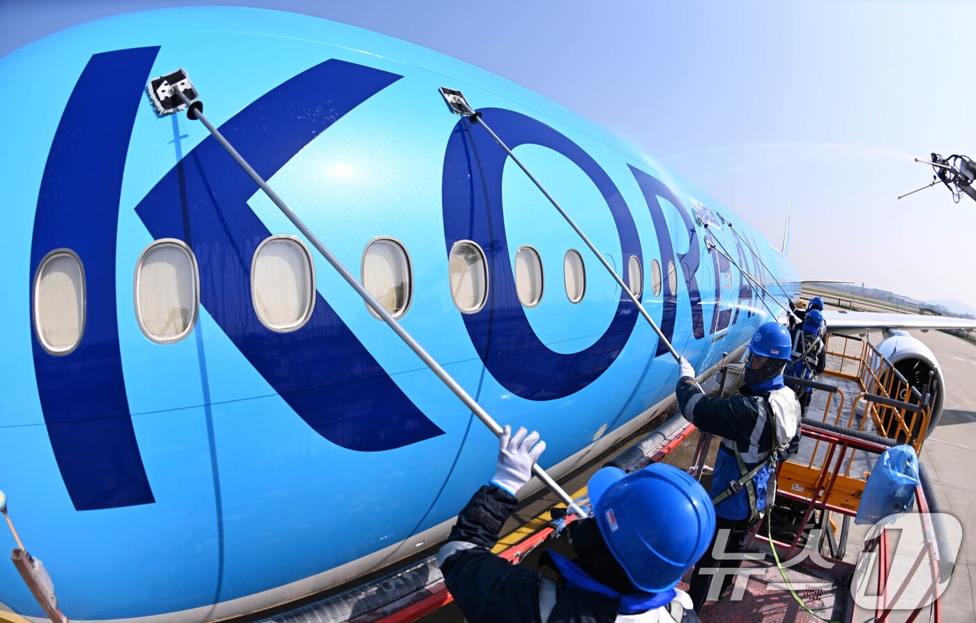 본문 이미지 - 24일 오전 인천 중구 인천국제공항 대한항공 격납고에서 직원들이 봄을 맞아 항공기 동체를 세척하고 있다. 이날 세척한 항공기는 보잉 777-300ER 기종으로 대한항공의 새 도장이 적용된 기체다. (공동취재) 2025.4.24/뉴스1 ⓒ News1 장수영 기자