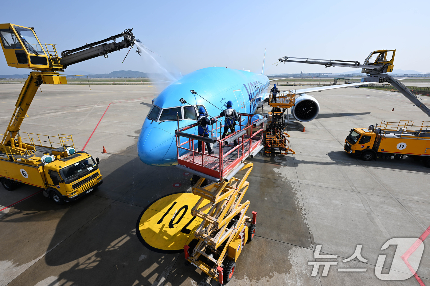 (인천공항=뉴스1) 장수영 기자 = 24일 오전 인천 중구 인천국제공항 대한항공 격납고에서 직원들이 봄을 맞아 항공기 동체를 세척하고 있다.이날 세척한 항공기는 보잉 777-300 …