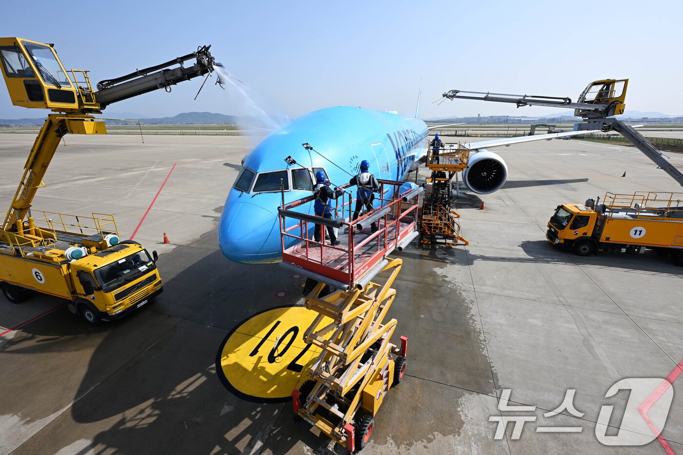 본문 이미지 - 24일 오전 인천 중구 인천국제공항 대한항공 격납고에서 직원들이 봄을 맞아 항공기 동체를 세척하고 있다. 이날 세척한 항공기는 보잉 777-300ER 기종으로 대한항공의 새 도장이 적용된 기체다. (공동취재) 2025.4.24/뉴스1 ⓒ News1 장수영 기자