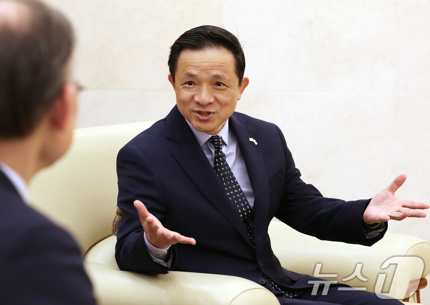본문 이미지 - 다이빙(戴兵) 주한 중국대사가 24일 서울 중구 주한중국대사관에서 뉴스1과 인터뷰를 하고 있다. ⓒ News1 오대일 기자
