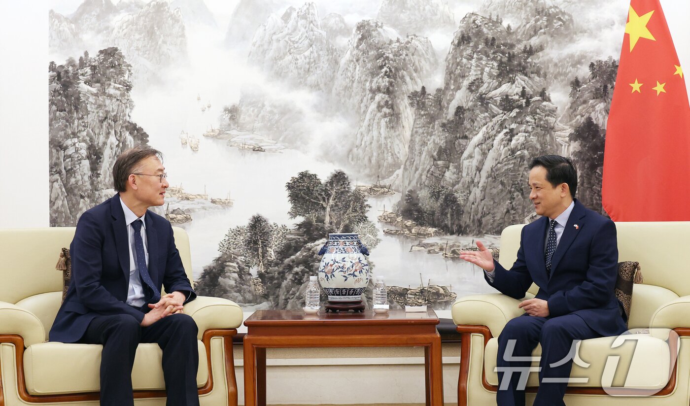 본문 이미지 - 다이빙(戴兵) 주한 중국대사가 24일 서울 중구 주한중국대사관에서 황재호 한국외대 교수와 인터뷰하고 있다. ⓒ News1 오대일 기자