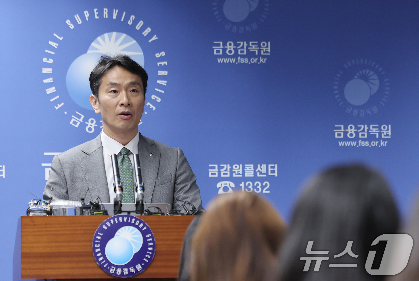 (서울=뉴스1) 이동해 기자 = 이복현 금융감독원장이 24일 오전 서울 여의도 금융감독원 브리핑실에서 열린 자본시장 현안 관련 브리핑에서 모두 발언을 하고 있다. 2025.4.24 …