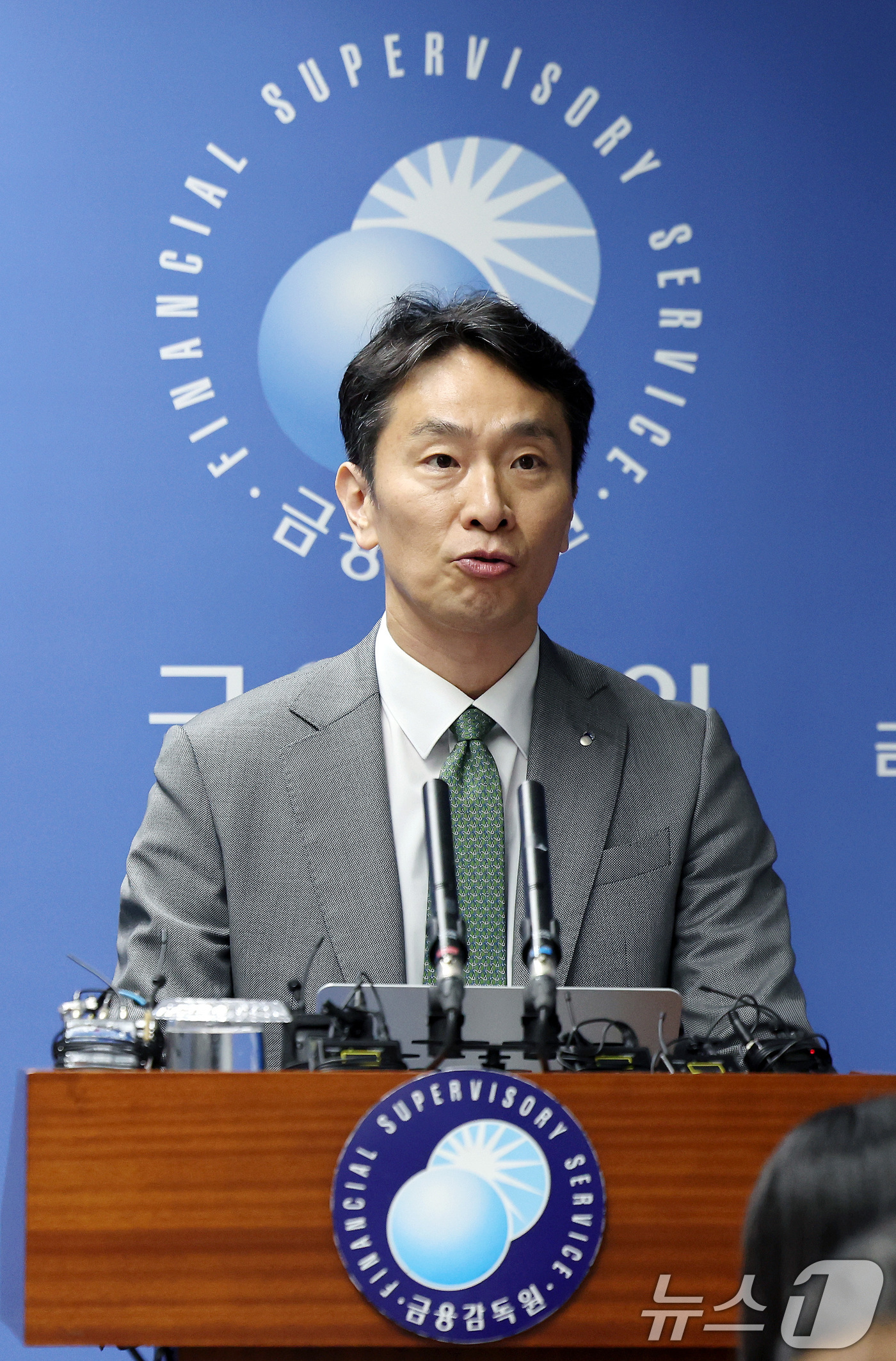 (서울=뉴스1) 이동해 기자 = 이복현 금융감독원장이 24일 오전 서울 여의도 금융감독원 브리핑실에서 열린 자본시장 현안 관련 브리핑에서 모두 발언을 하고 있다. 2025.4.24 …