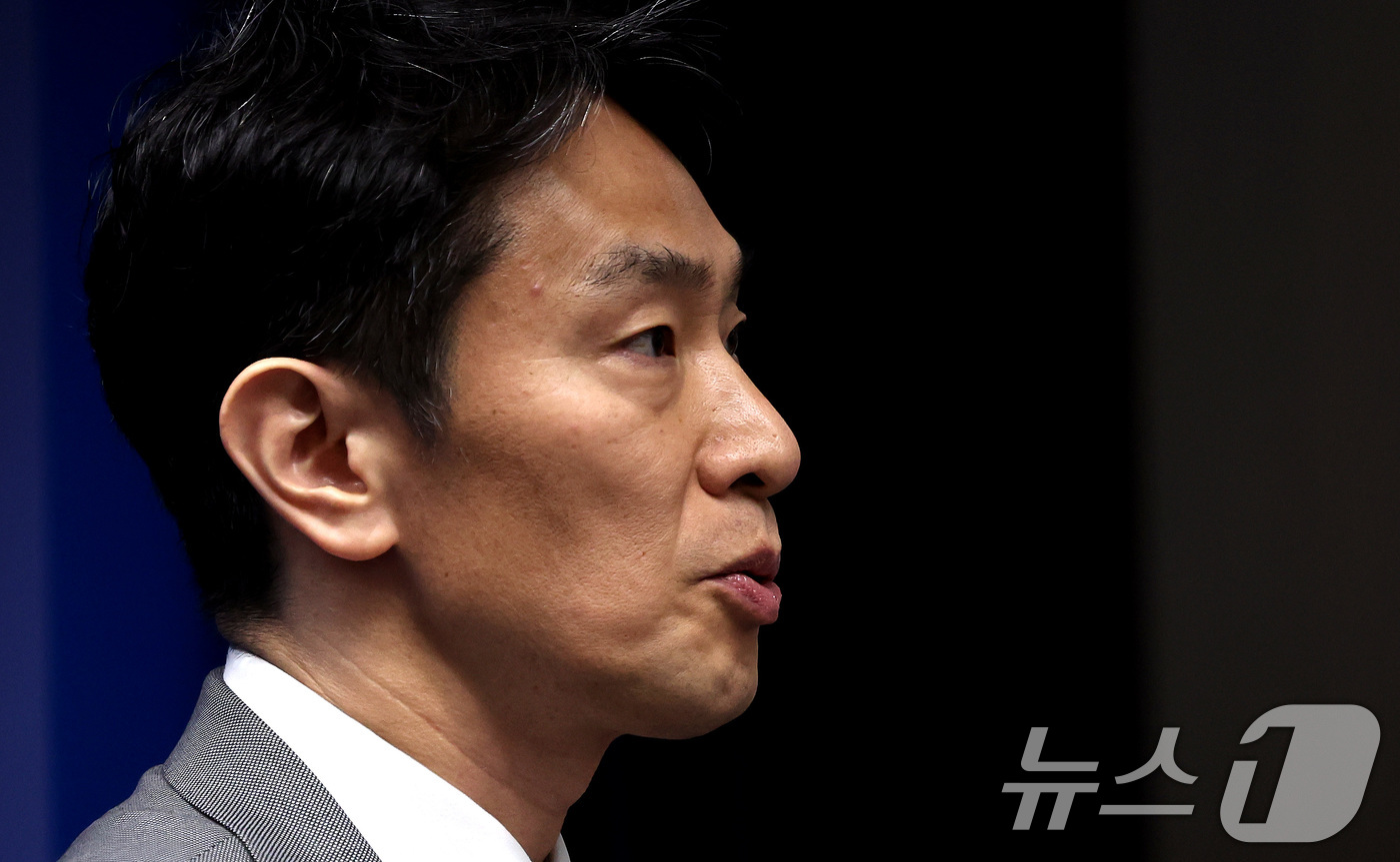 (서울=뉴스1) 이동해 기자 = 이복현 금융감독원장이 24일 오전 서울 여의도 금융감독원 브리핑실에서 열린 자본시장 현안 관련 브리핑에서 모두 발언을 하고 있다. 2025.4.24 …