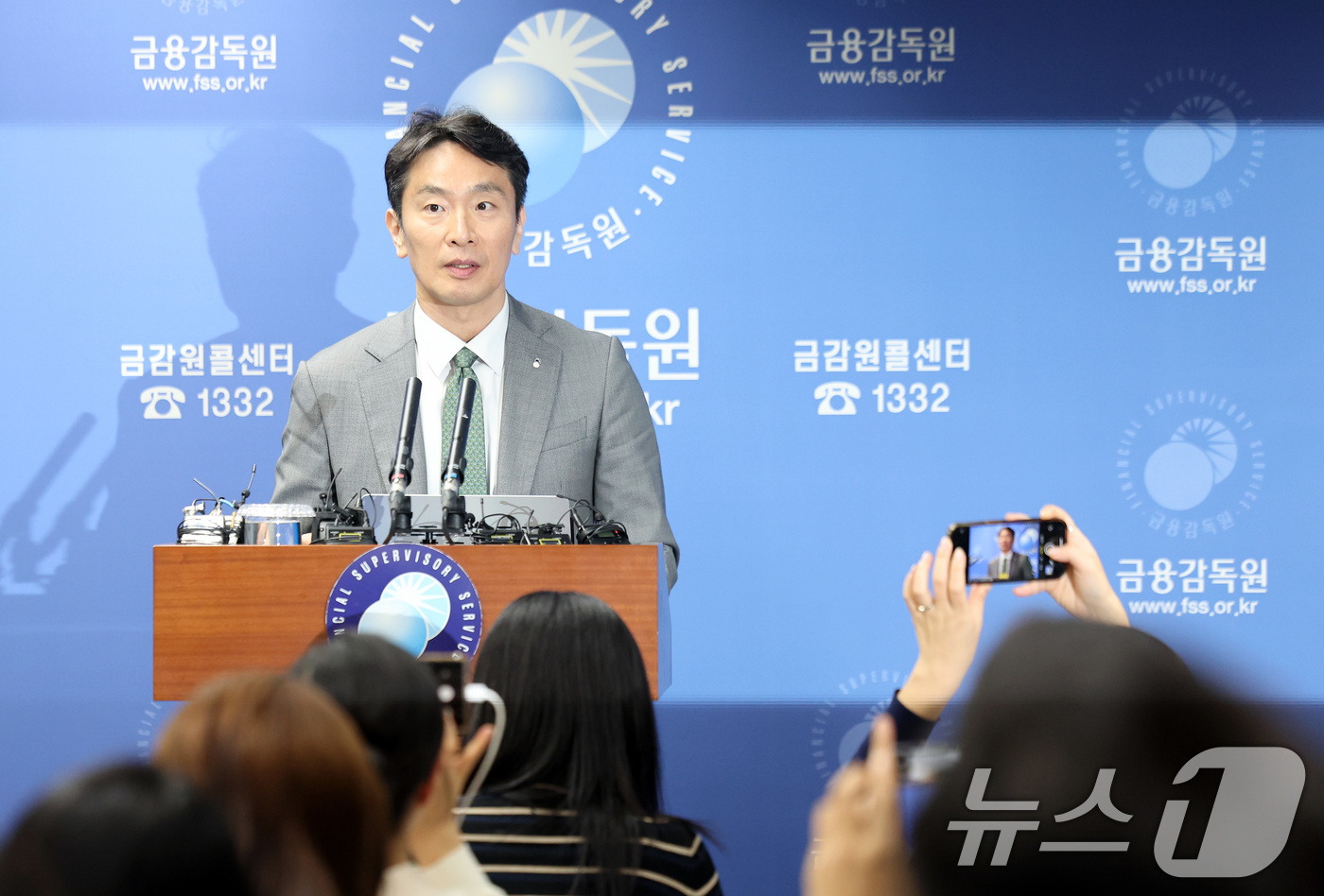 (서울=뉴스1) 이동해 기자 = 이복현 금융감독원장이 24일 오전 서울 여의도 금융감독원 브리핑실에서 열린 자본시장 현안 관련 브리핑에서 모두 발언을 하고 있다. 2025.4.24 …