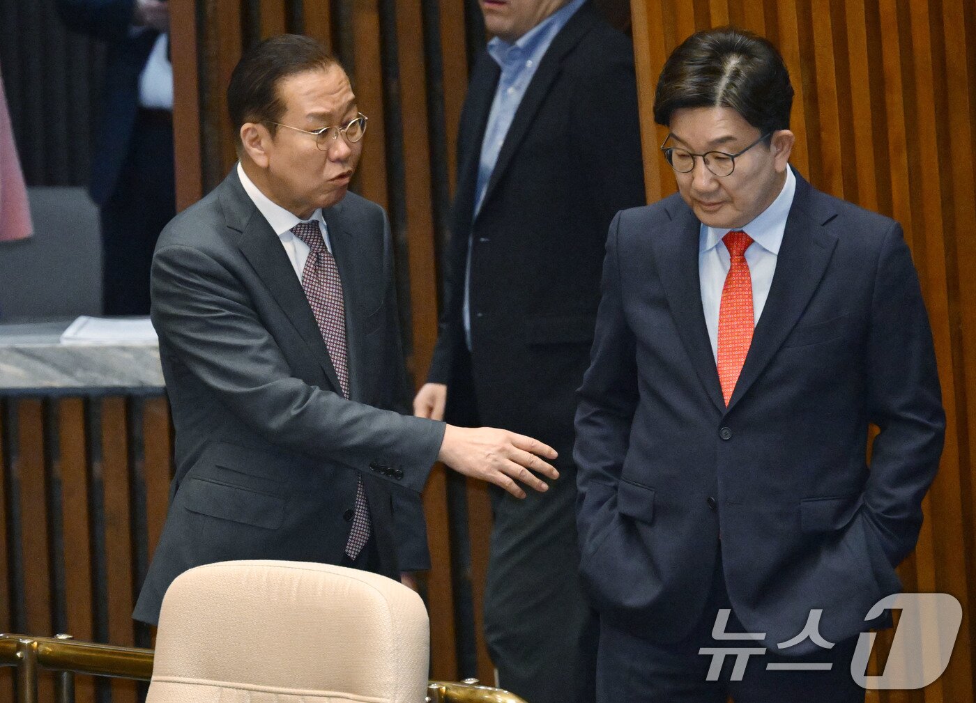본문 이미지 - 권영세 국민의힘 비상대책위원장과 권성동 원내대표가 24일 서울 여의도 국회에서 열린 추가경정예산안 제출과 관련한 시정 연설에 참석하며 대화하고 있다. (공동취재) 2025.4.24/뉴스1 ⓒ News1 이재명 기자