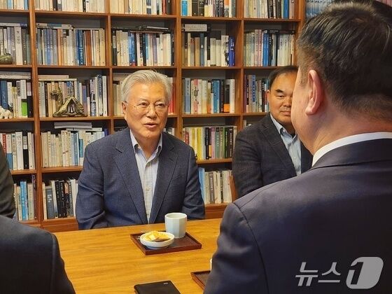 검찰, 문재인 재판 넘겨…'전 사위 급여 2억' 뇌물수수 혐의(종합)