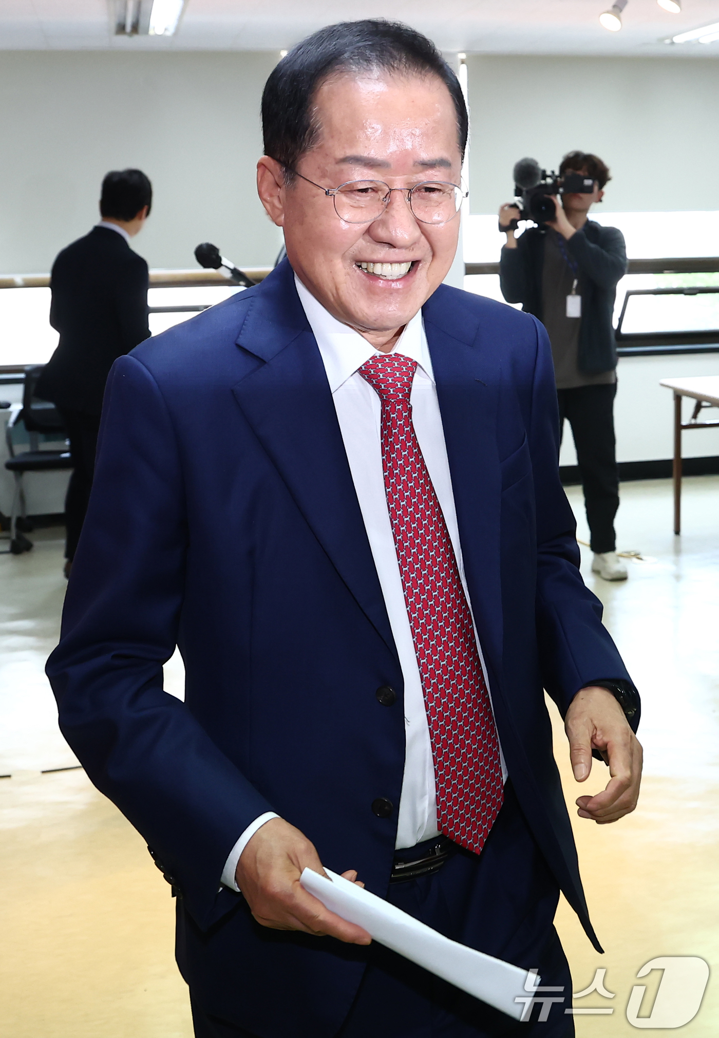 (서울=뉴스1) 김민지 기자 = 홍준표 국민의힘 대선 경선 후보가 24일 오전 서울 여의도 국회 선거사무소에서 경선 관련 긴급 기자회견을 마치고 나오고 있다. 2025.4.24/뉴 …