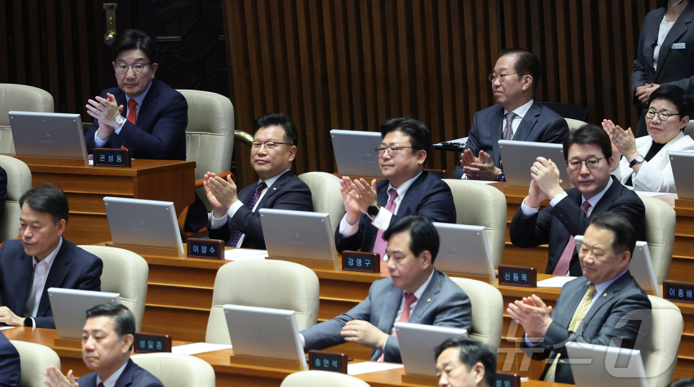 (서울=뉴스1) 이재명 기자 = 국민의힘 권영세 비대위원장과 권성동 원내대표가 24일 서울 여의도 국회에서 열린 본회의에서 한덕수 대통령 권한대행 국무총리의 추가경정예산안 시정연설 …