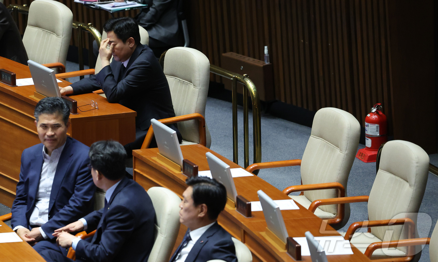 (서울=뉴스1) 이재명 기자 = 박찬대 더불어민주당 대표 직무대행 겸 원내대표가 24일 서울 여의도 국회에서 열린 본회의에서 한덕수 대통령 권한대행 국무총리의 추가경정예산안 시정연 …