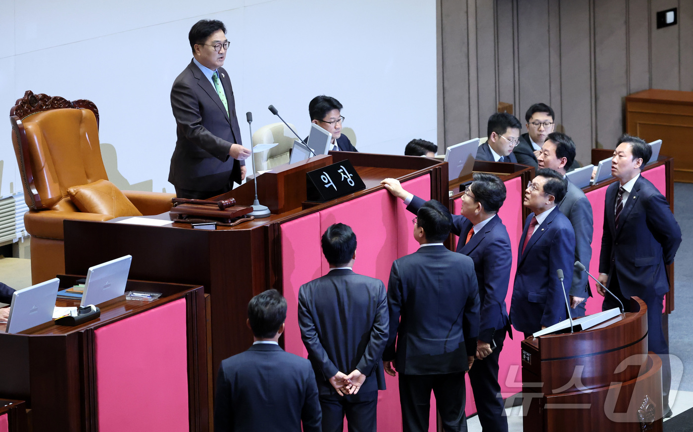 (서울=뉴스1) 이재명 기자 = 24일 서울 여의도 국회 본회의장에서 한덕수 대통령 권한대행 국무총리의 2025년도 제1회 추가경정예산안에 대한 정부의 시정연설 이후 우원식 국회의 …