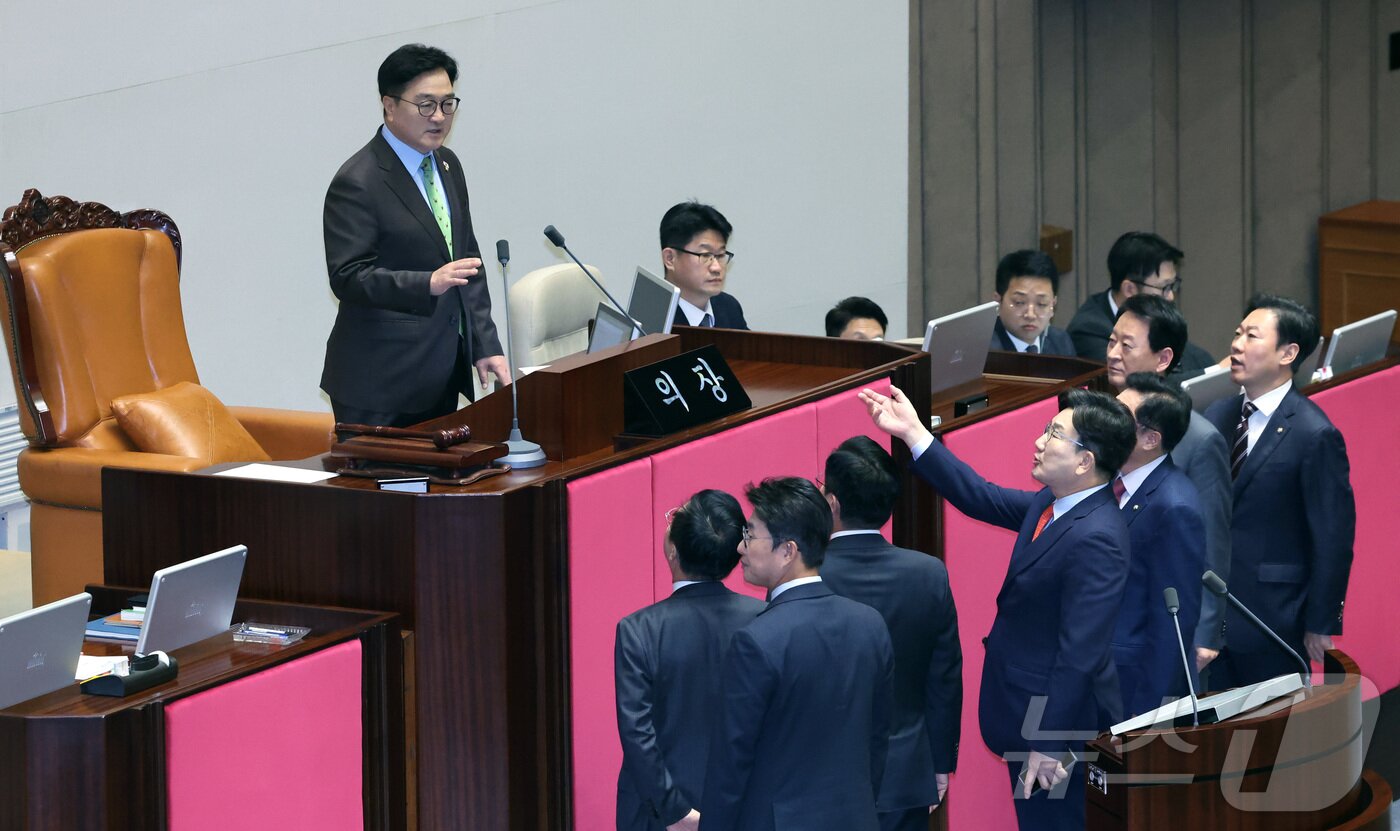 본문 이미지 - 권성동 국민의힘 원내대표가 24일 국회에서 열린 본회의에서 한덕수 대통령 권한대행 국무총리의 추가경정예산안 시정연설 관련 우원식 국회의장의 발언에 대해 항의를 하고 있다. (공동취재) 2025.4.24/뉴스1 ⓒ News1 이재명 기자