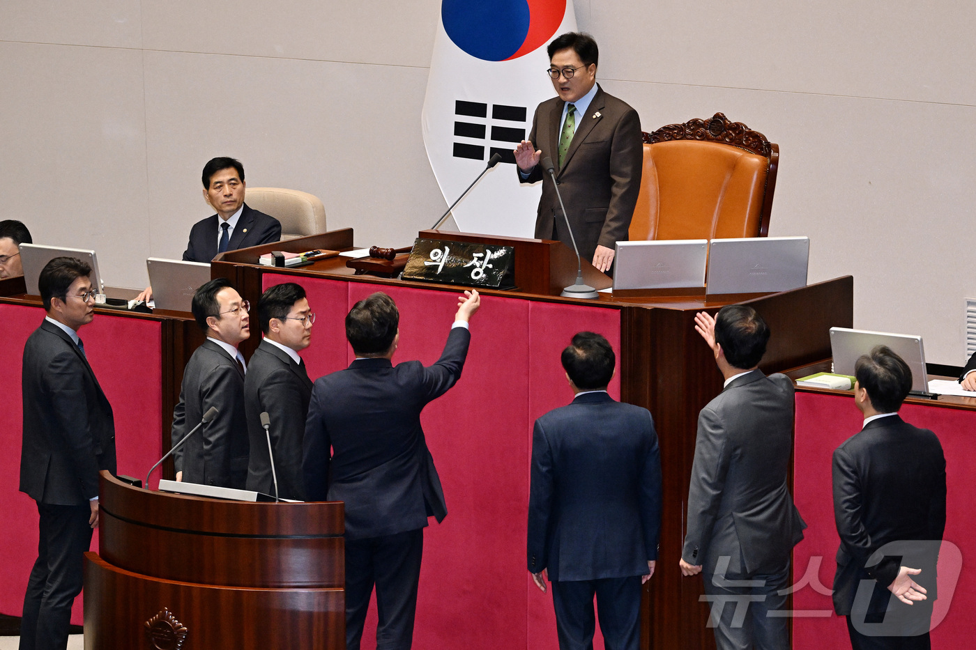 (서울=뉴스1) 이재명 기자 = 24일 서울 여의도 국회 본회의장에서 한덕수 대통령 권한대행 국무총리의 2025년도 제1회 추가경정예산안에 대한 정부의 시정연설 이후 우원식 국회의 …