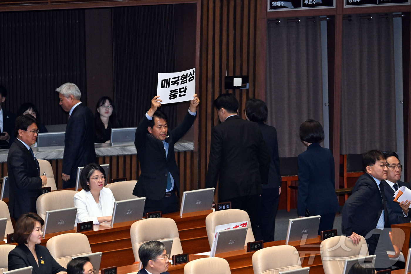 (서울=뉴스1) 이재명 기자 = 한덕수 대통령 권한대행이 24일 오전 서울 여의도 국회 본회의장에서 2025년도 제1회 추가경정예산안에 대한 정부의 시정연설에 나서자, 조국혁신당과 …