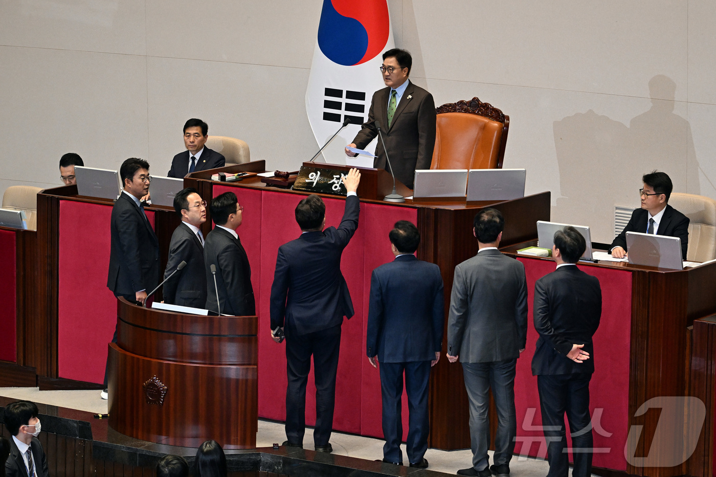 (서울=뉴스1) 이재명 기자 = 24일 서울 여의도 국회 본회의장에서 한덕수 대통령 권한대행 국무총리의 2025년도 제1회 추가경정예산안에 대한 정부의 시정연설 이후 우원식 국회의 …