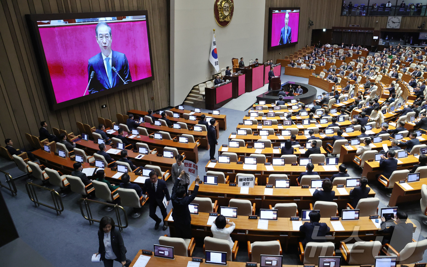 (서울=뉴스1) 이재명 기자 = 한덕수 대통령 권한대행 국무총리가 24일 국회에서 열린 본회의에서 2025년도 제1회 추가경정예산안에 대한 정부의 시정연설을 하고 있다. (공동취재 …