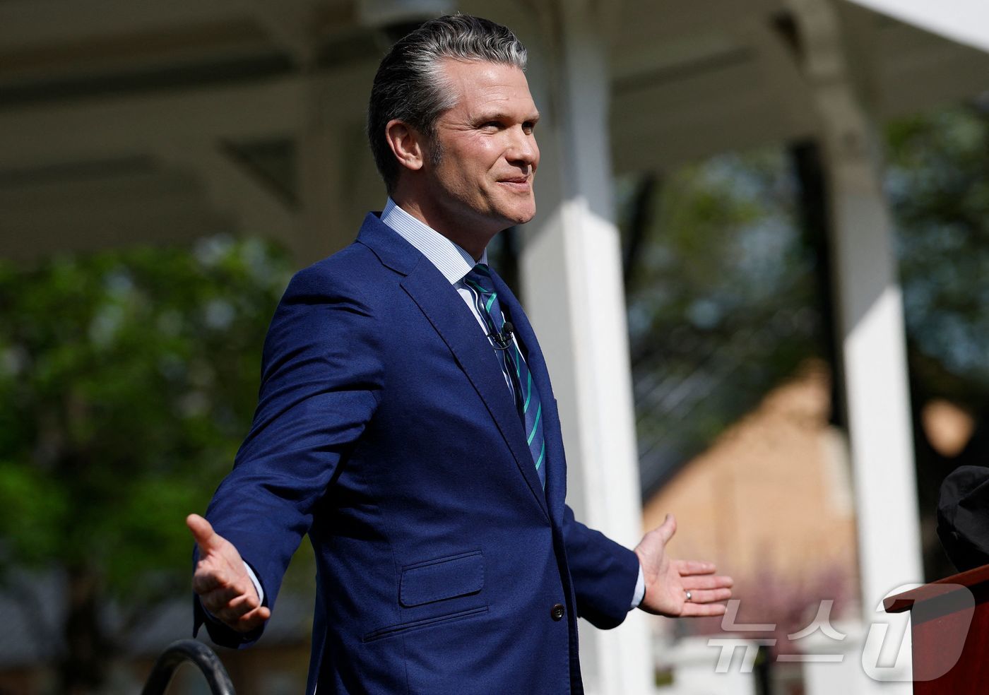 (칼라일 AFP=뉴스1) 우동명 기자 = 피트 헤그세스 미국 국방장관이 23일(현지시간) 펜실베이니아주 칼라일에 있는 육군 전쟁 대학에서 연설을 마치고 있다. 2025.04.24ⓒ …