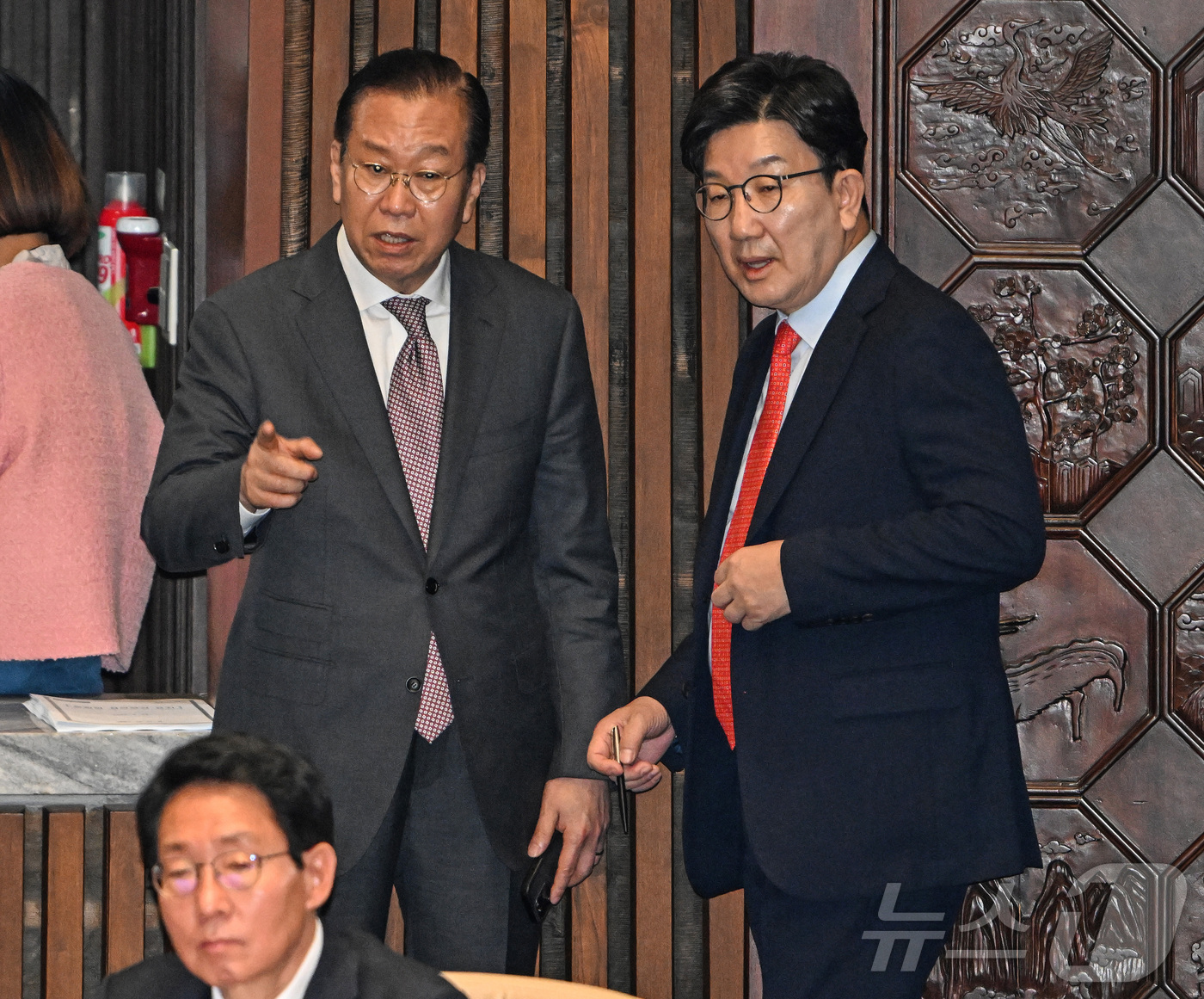(서울=뉴스1) 이재명 기자 = 권영세 국민의힘 비상대책위원장(왼쪽)과 권성동 원내대표가 24일 국회에서 열린 본회의에서 이야기를 나누고 있다. (공동취재) 2025.4.24/뉴스 …