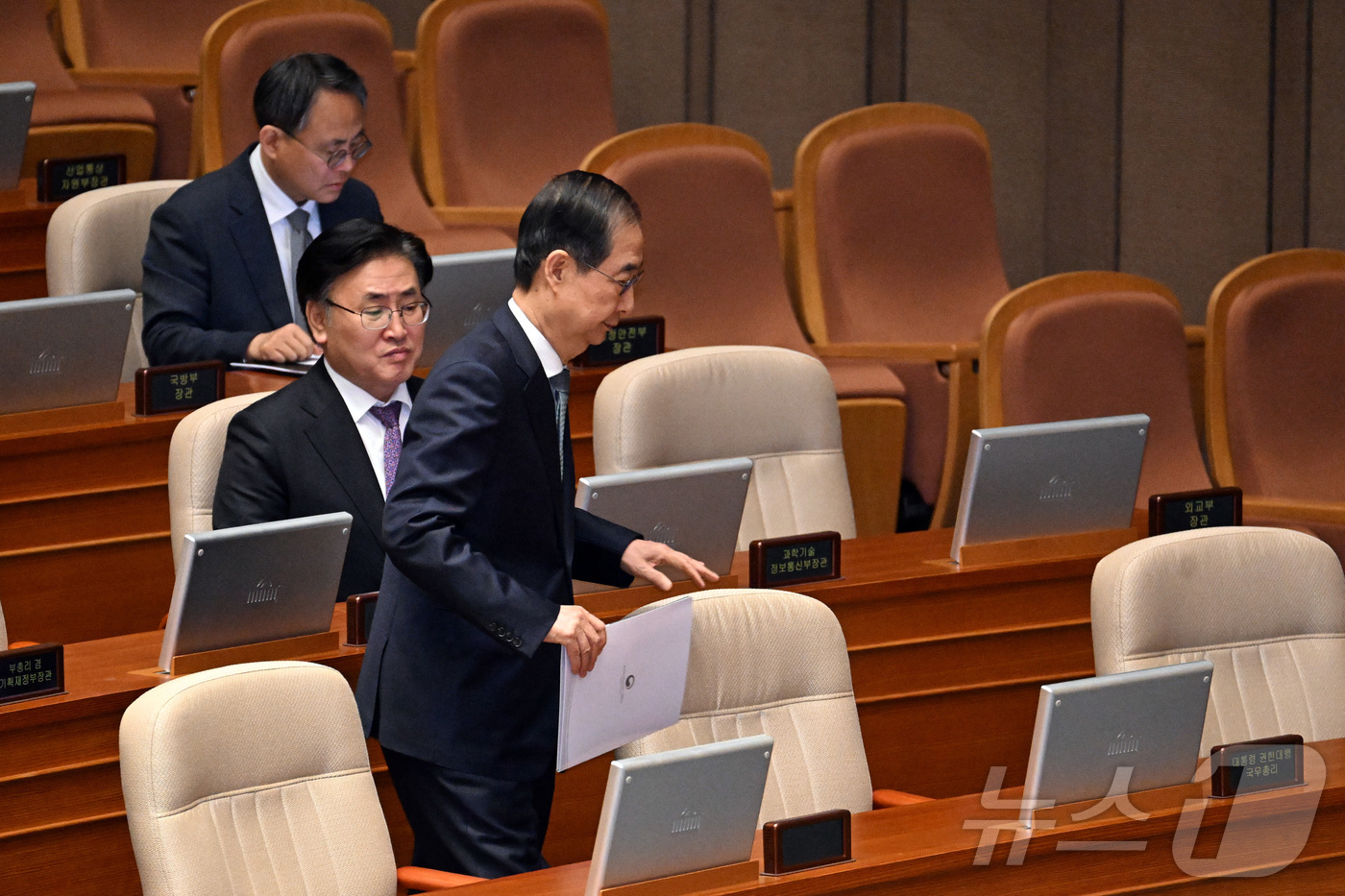 (서울=뉴스1) 이재명 기자 = 한덕수 대통령 권한대행 국무총리가 24일 서울 여의도 국회에서 2025년도 제1회 추가경정예산안에 대한 정부의 시정연설을 위해 본회의장에 들어서고 …