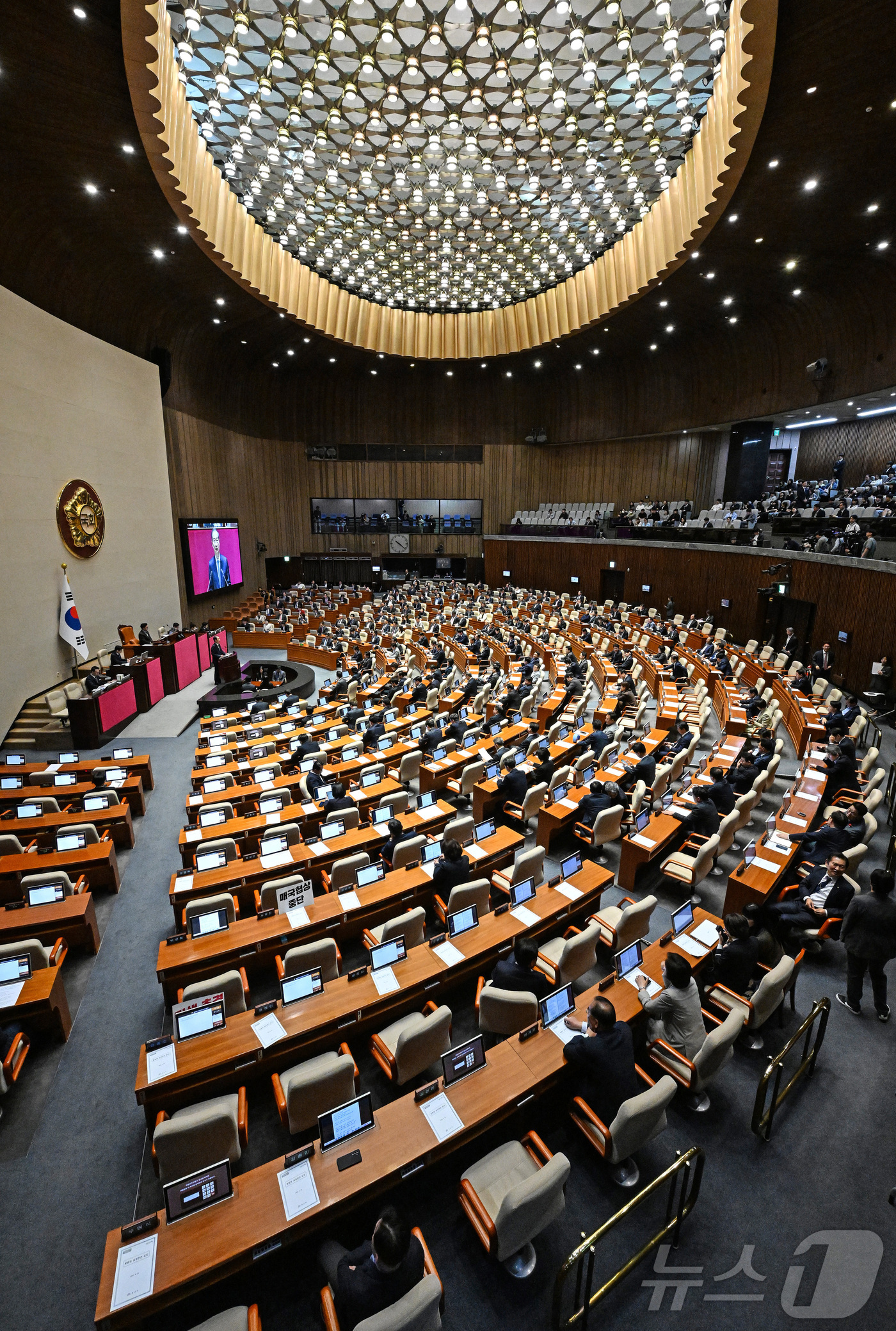 (서울=뉴스1) 이재명 기자 = 한덕수 대통령 권한대행 국무총리가 24일 국회에서 열린 본회의에서 2025년도 제1회 추가경정예산안에 대한 정부의 시정연설을 하고 있다. (공동취재 …