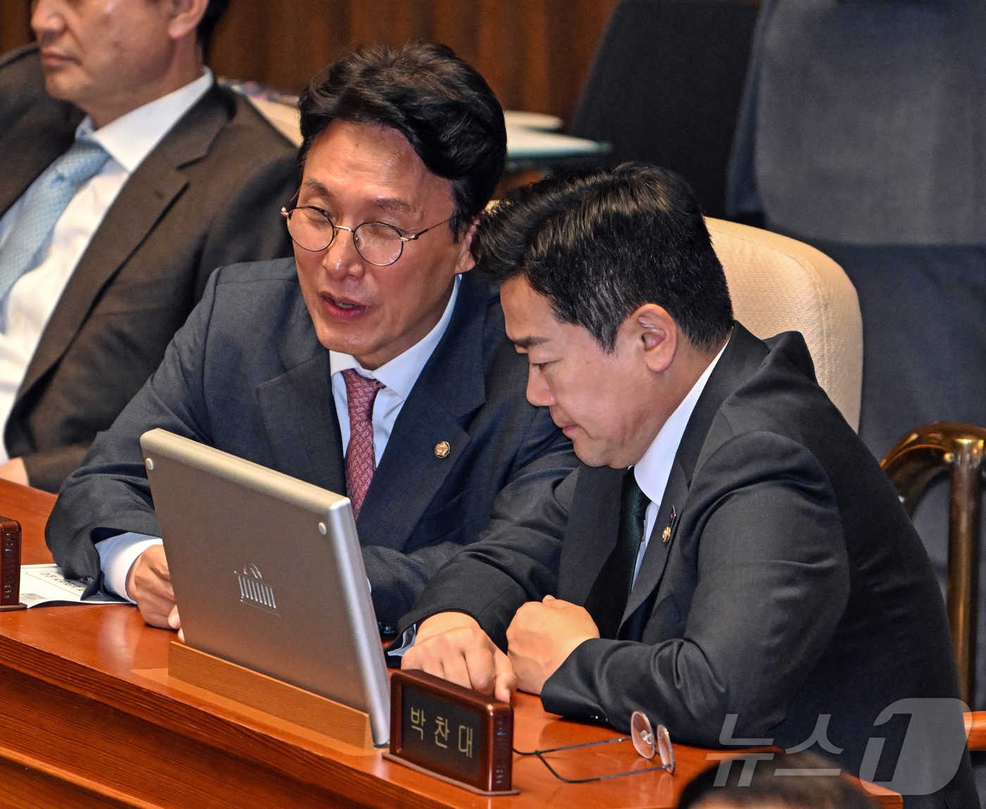 (서울=뉴스1) 이재명 기자 = 박찬대 더불어민주당 당대표 직무대행 겸 원내대표(오른쪽)와 김민석 최고위원이 24일 국회에서 열린 본회의에서 이야기를 나누고 있다. (공동취재) 2 …