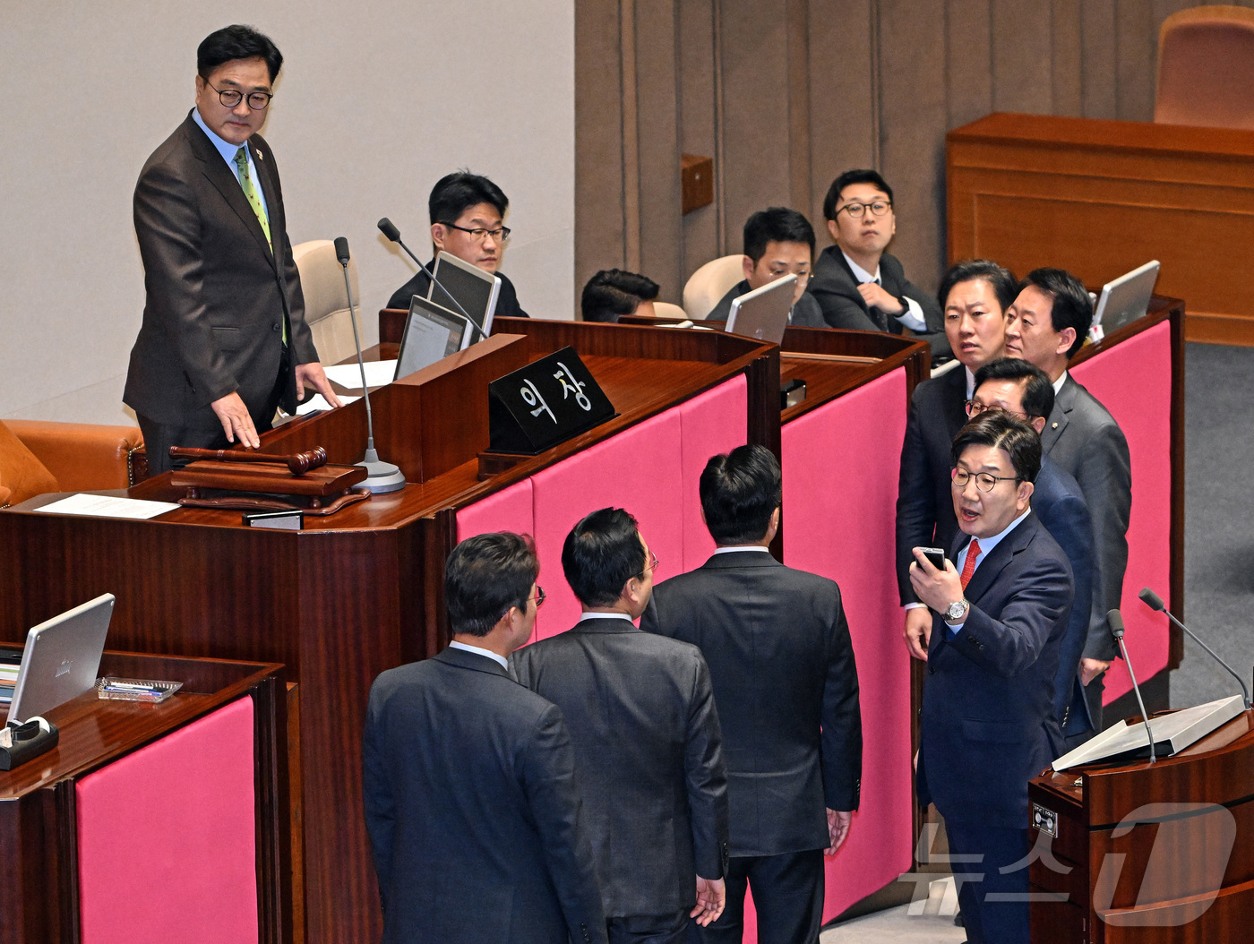 (서울=뉴스1) 이재명 기자 = 권성동 국민의힘 원내대표가 24일 국회에서 열린 본회의에서 한덕수 대통령 권한대행 국무총리의 추가경정예산안 시정연설 관련 우원식 국회의장의 발언에 …