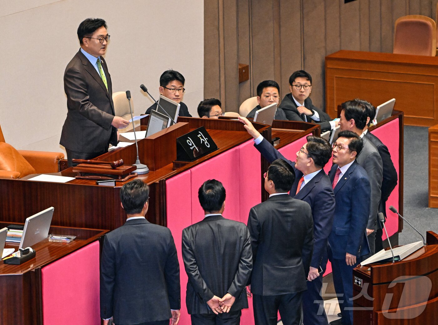 본문 이미지 - 24일 서울 여의도 국회 본회의장에서 한덕수 대통령 권한대행 국무총리의 2025년도 제1회 추가경정예산안에 대한 정부의 시정연설 이후 우원식 국회의장의 발언에 국민의힘 권성동 원내대표가 항의를 하자 여야 원내지도부가 의장석 앞으로 모여있다. (공동취재) 2025.4.24/뉴스1 ⓒ News1 이재명 기자