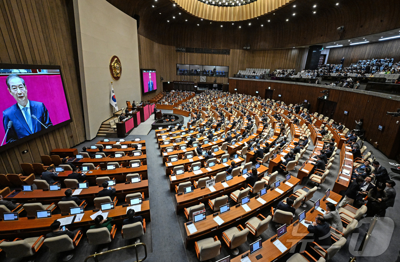 (서울=뉴스1) 이재명 기자 = 한덕수 대통령 권한대행 겸 국무총리가 24일 서울 여의도 국회 본회의장에서 2025년도 제1회 추가경정예산안에 대한 정부 시정연설을 하고 있다. ( …