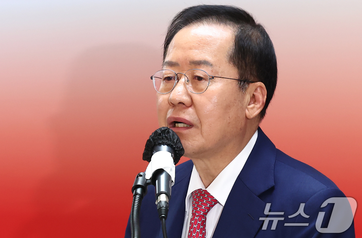 (서울=뉴스1) 김민지 기자 = 홍준표 국민의힘 대선 경선 후보가 24일 오전 서울 여의도 국회 선거사무소에서 경선 관련 긴급 기자회견을 하기 위해 입장하고 있다. 2025.4.2 …