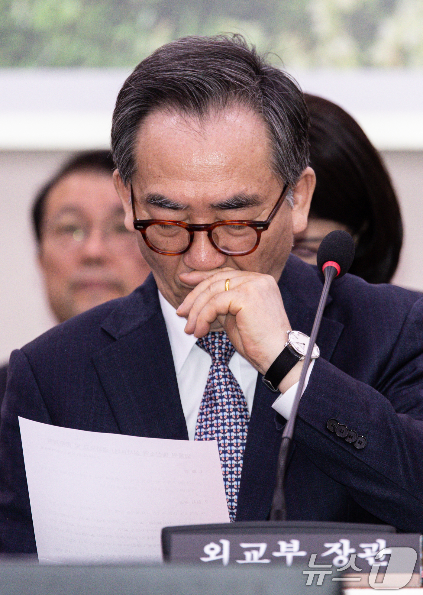 (서울=뉴스1) 이재명 기자 = 조태열 외교부 장관이 24일 오전 서울 여의도 국회에서 열린 제424회 국회(임시회) 외교통일위원회 제2차 전체회의에서 자료를 살펴보고 있다. 20 …