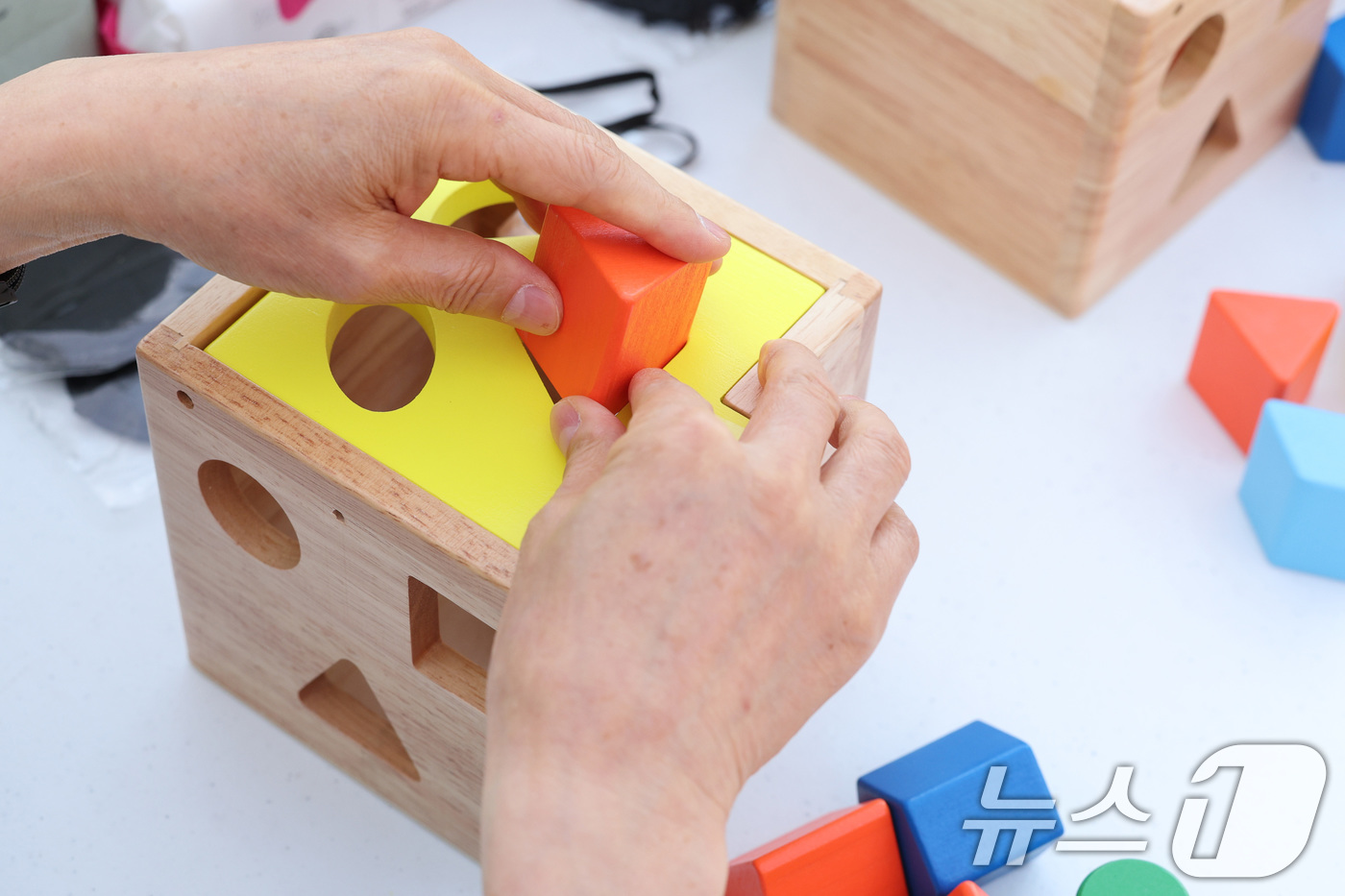 (서울=뉴스1) 신웅수 기자 = 24일 서울 종로구 마로니에 공원에서 열린 종로구 어울누림 축제에서 한 시민이 안대를 쓰고 도형을 맞추는 게임을 체험하고 있다.종로구는 장애에 대한 …