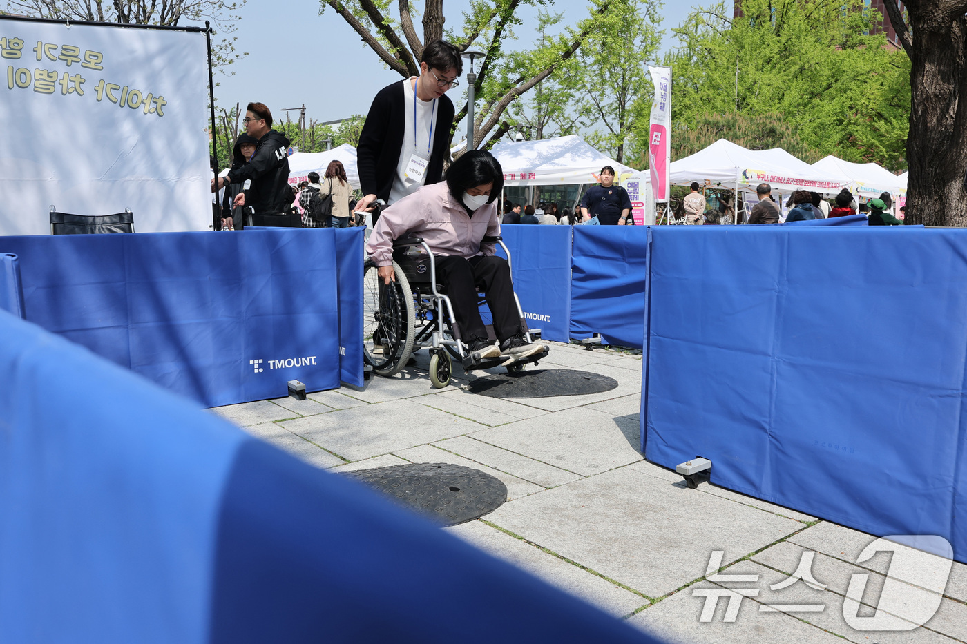 (서울=뉴스1) 신웅수 기자 = 24일 서울 종로구 마로니에 공원에서 열린 종로구 어울누림 축제에서 한 시민이 휠체어 체험을 하고 있다.종로구는 장애에 대한 인식을 개선하고 장애인 …
