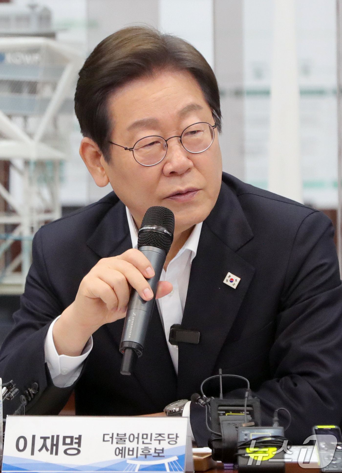 (김제=뉴스1) 유경석 기자 = 이재명 더불어민주당 대선 경선 후보가 24일 전북자치도 김제시 새만금33센터에서 열린 미래에너지 현장 간담회에서 모두발언을 하고 있다. 2025.4 …