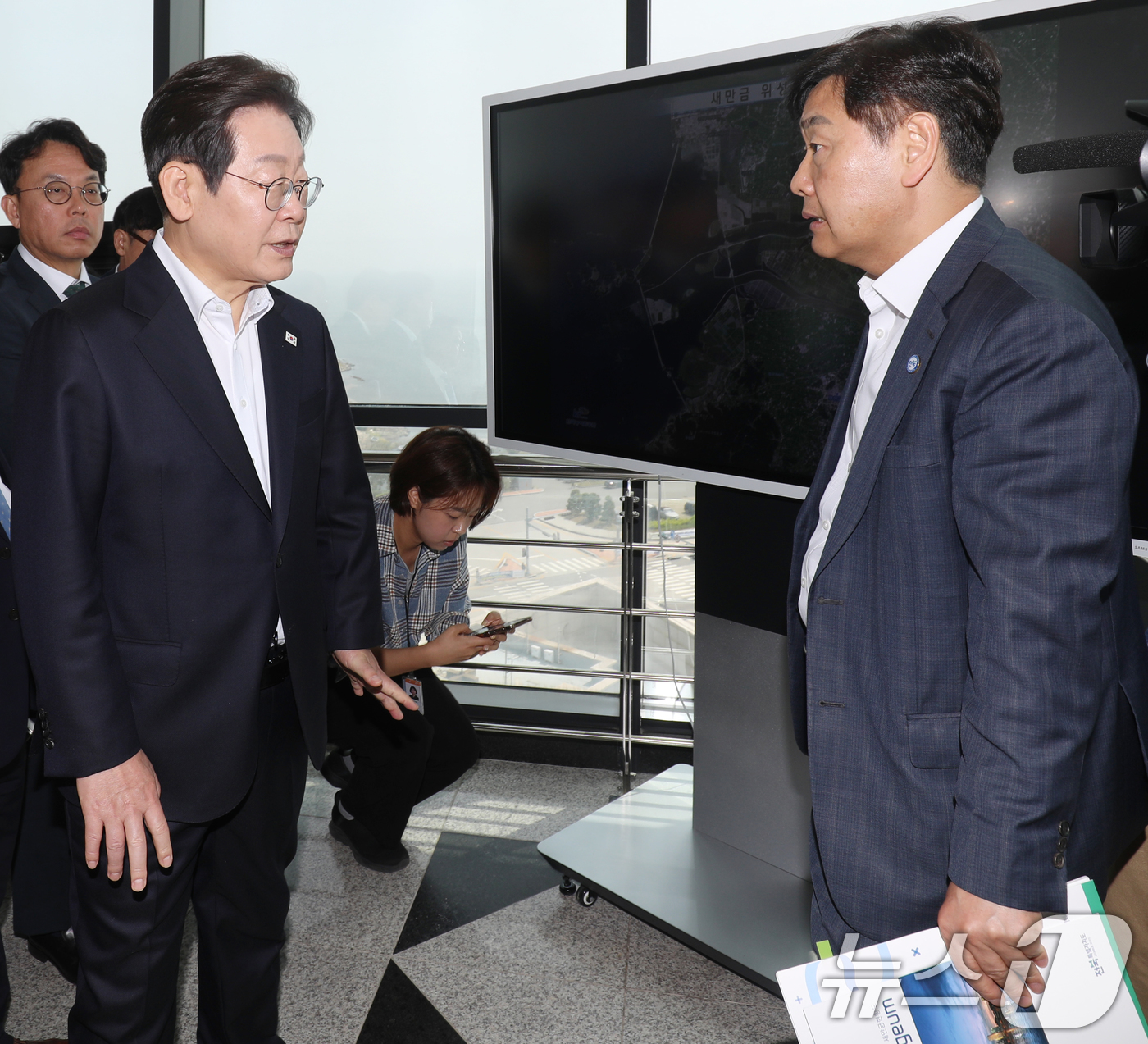 (김제=뉴스1) 유경석 기자 = 이재명 더불어민주당 대선 경선 후보(왼쪽)가 24일 전북자치도 김제시 새만금33센터에서 열린 미래에너지 현장 간담회를 마치고 전망대 라운딩을 하며 …