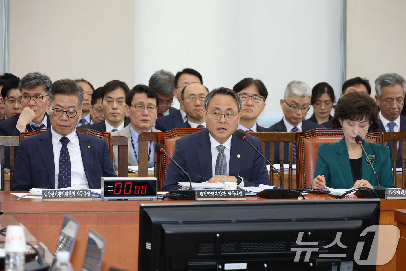 (서울=뉴스1) 이광호 기자 = 고기동 행정안전부 장관 직무대행이 24일 오전 서울 여의도 국회에서 열린 행정안전위원회 전체회의에서 의원 질의에 답하고 있다.  2025.4.24/ …