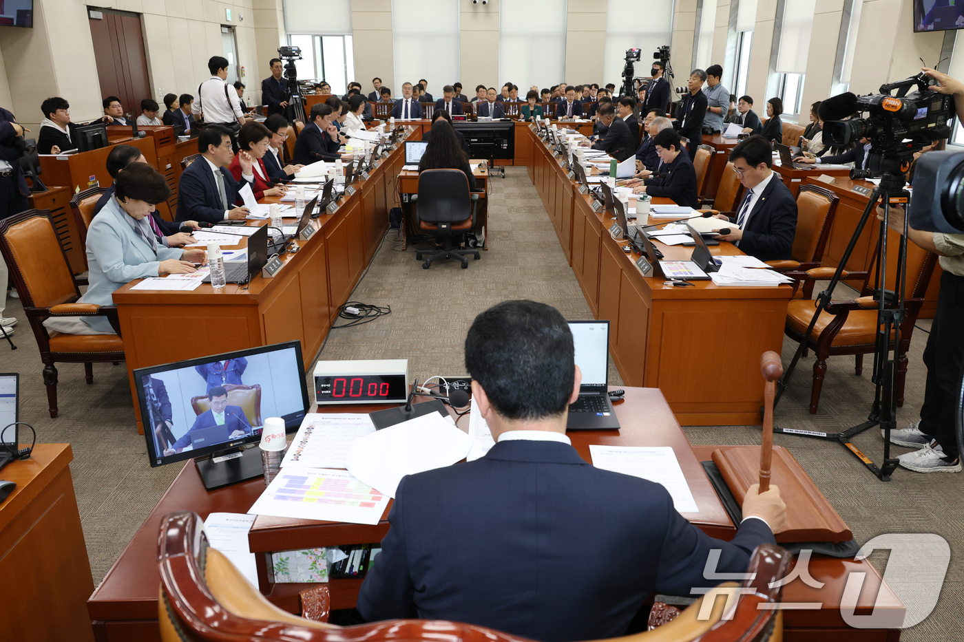(서울=뉴스1) 이광호 기자 = 신정훈 국회 행안위원장이 24일 오전 서울 여의도 국회에서 열린 행정안전위원회 전체회의에서 2025년도 제1회 추가경정예산안 등 안건을 상정하고 있 …