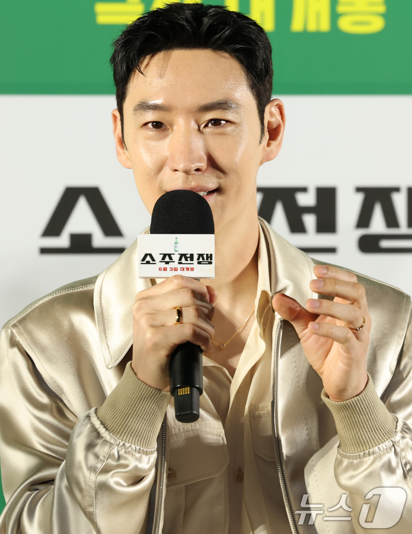 (서울=뉴스1) 권현진 기자 = 배우 이제훈이 24일 오전 서울 강남구 삼성동 메가박스 코엑스점에서 열린 영화 '소주전쟁' 제작보고회에 참석해 캐릭터 설명을 하고 있다.영화 ‘소주 …